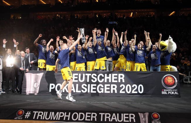 2020 Bilder des Jahres, Sport 02 Februar Pokalsieger Pokalgewinner Alba Berlin Niels Giffey mit Pokal Basketball BBL Pokalfinale Herren Finale Saison 2019 2020 16.02.2020 ALBA Berlin vs. EWE Baskets Oldenburg *** Cup Winner Cup Winner Alba Berlin Niels Giffey with Cup Sport Basketball BBL Cup Final Men Final Season 2019 2020 16 02 2020 ALBA Berlin vs EWE Baskets Oldenburg