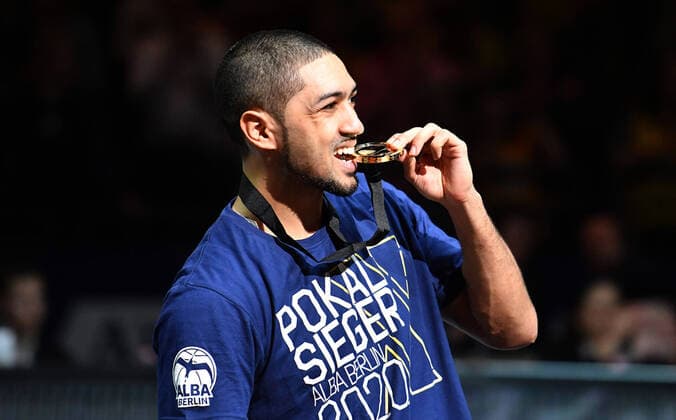 Peyton Siva (ALBA), beisst in die Medaille ALBA Berlin - EWE Baskets Oldenburg BBL Pokal, Finale, Basketball, DBB, easy credit BBL, Herren, men, Saison 2019 2020 Berlin, 16.2.2020