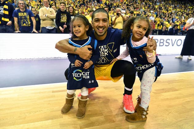 Peyton Siva (ALBA), jubelt mit seinen Töchtern nach dem Spiel ALBA Berlin - EWE Baskets Oldenburg BBL Pokal, Finale, Basketball, DBB, easy credit BBL, Herren, men, Saison 2019 2020 Berlin, 16.2.2020