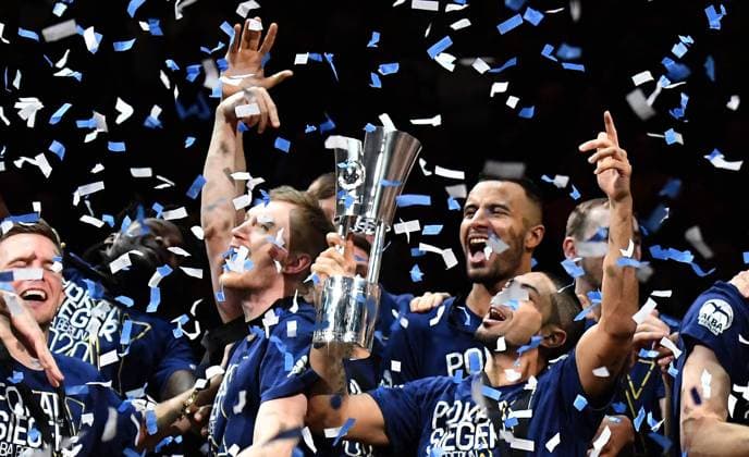 Peyton Siva (ALBA), jubelt mit dem Pokal im Konfettiregen, zusammen mit Niels Giffey (ALBA), Johannes Thiemann (ALBA), Martin Hermannsson (ALBA), und die restliche Mannschaft ALBA Berlin - EWE Baskets Oldenburg BBL Pokal, Finale, Basketball, DBB, easy credit BBL, Herren, men, Saison 2019 2020 Berlin, 16.2.2020