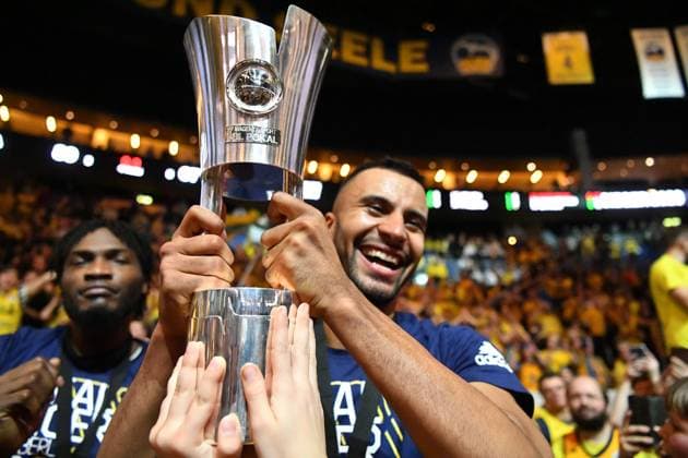 Johannes Thiemann (ALBA), jubelt mit dem Pokal inmitten der feiernden ALBA-Anhänger, Zuschauern und Fans, zusammen mit Landry Nnoko (ALBA), ALBA Berlin - EWE Baskets Oldenburg BBL Pokal, Finale, Basketball, DBB, easy credit BBL, Herren, men, Saison 2019 2020 Berlin, 16.2.2020