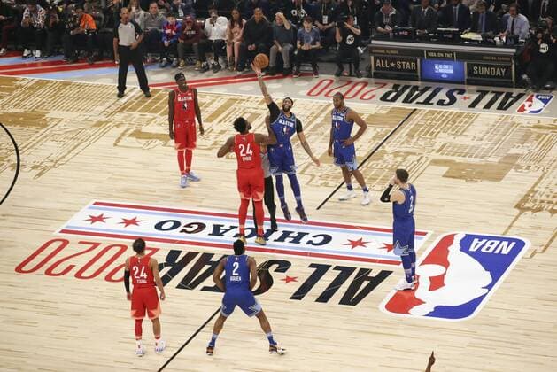2020 Bilder des Jahres, Sport 02 Februar Basketball: NBA, Basketball Herren, USA All-Star Game Team Giannis players wear the late Kobe Bryant s No. 24 and Team LeBron players wear No. 2 in honor of his daughter Gianna during the NBA All-Star Game in Chicago on Feb. 16, 2020. 