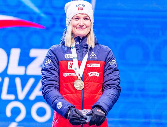 16.02.2020, Suedtirol Arena, Antholz, ITA, IBU Weltmeisterschaften Biathlon, Damen, 10 km Verfolgung, Siegerehrung, im Bild Bronzemedaillengewinnerin Marte Olsbu Roeiseland (NOR) Bronze medalist Marte Olsbu Roeiseland of Norway during the winner Ceremony for the women s 10 km Pursuit of IBU Biathlon World Championships 2020 at the Suedtirol Arena in Antholz, Italy on 2020 02 16. Antholz