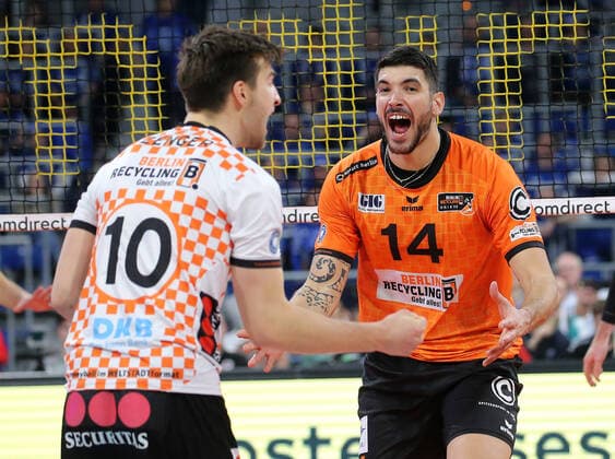 BAU 16.02.2020 Mannheim Volleyball DVV-Pokalfinale Männer, Berlin Recycling Volleys vs. SWD powervolleys DÜREN, v.l. Julian Zenger, Nicolas le Goff (Berlin) jubelt