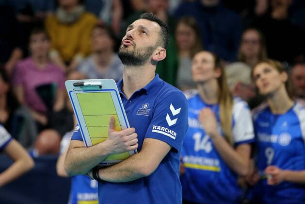 BAU 16.02.2020 Mannheim Volleyball DVV-Pokalfinale Frauen, Dresdner SC vs. Allianz MTV Stuttgart, Trainer Giannis Athanasopoulos (Stuttgart)