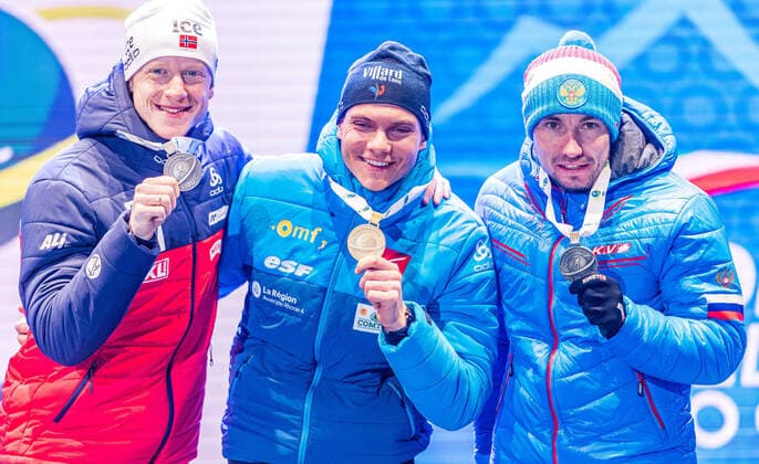 16.02.2020, Suedtirol Arena, Antholz, ITA, IBU Weltmeisterschaften Biathlon, Herren, 12,5 km Verfolgung, Siegerehrung, im Bild v.l. Silbermedaillengewinner Johannes Thingnes Boe (NOR), Weltmeister und Goldmedaillengewinner Emilien Jacquelin (FRA), Bronzemedaillengewinner Alexander Loginov (RUS) f.l. Silver medalist Johannes Thingnes Boe of Norway World champion and gold medalist Emilien Jacquelin of France Bronze medalist Alexander Loginov of Russian Federation during the winner Ceremony for the men s 12,5 km Pursuit of IBU Biathlon World Championships 2020 at the Suedtirol Arena in Antholz, Italy on 2020 02 16. Antholz