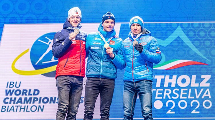 16.02.2020, Suedtirol Arena, Antholz, ITA, IBU Weltmeisterschaften Biathlon, Herren, 12,5 km Verfolgung, Siegerehrung, im Bild v.l. Silbermedaillengewinner Johannes Thingnes Boe (NOR), Weltmeister und Goldmedaillengewinner Emilien Jacquelin (FRA), Bronzemedaillengewinner Alexander Loginov (RUS) f.l. Silver medalist Johannes Thingnes Boe of Norway World champion and gold medalist Emilien Jacquelin of France Bronze medalist Alexander Loginov of Russian Federation during the winner Ceremony for the men s 12,5 km Pursuit of IBU Biathlon World Championships 2020 at the Suedtirol Arena in Antholz, Italy on 2020 02 16. Antholz