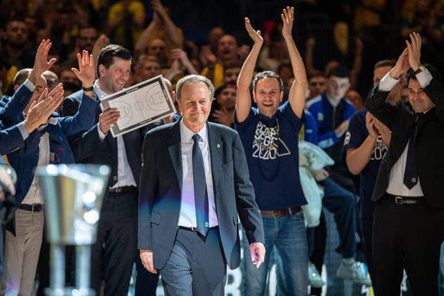 Basketball Berlin 16.02.2020 Saison 2019 2020 MagentaSport BBL Pokalfinale 2020 Alba Berlin - EWE Baskets Oldenburg Aito Garcia Reneses (Alba Berlin, Trainer) Siegerehrung