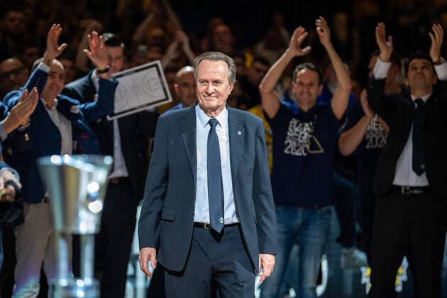 Basketball Berlin 16.02.2020 Saison 2019 2020 MagentaSport BBL Pokalfinale 2020 Alba Berlin - EWE Baskets Oldenburg Aito Garcia Reneses (Alba Berlin, Trainer) Siegerehrung