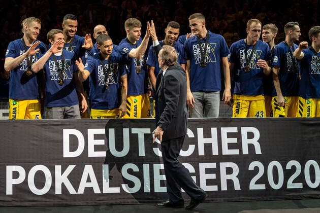 Basketball Berlin 16.02.2020 Saison 2019 2020 MagentaSport BBL Pokalfinale 2020 Alba Berlin - EWE Baskets Oldenburg Aito Garcia Reneses (Alba Berlin, Trainer) Siegerehrung Luke Sikma (Alba Berlin, No.43)