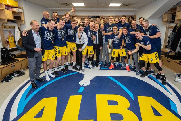 Basketball Berlin 16.02.2020 Saison 2019 2020 MagentaSport BBL Pokalfinale 2020 Alba Berlin - EWE Baskets Oldenburg Alba Deutscher Pokalsieger 2020 Niels Giffey (Alba Berlin, No.05) mit Pokal Team Alba Jubel Marco baldi Makai Mason (Alba Berlin, No.01) Peyton Siva (Alba Berlin, No.03) Niels Giffey (Alba Berlin, No.05) Malte Delow (Alba Berlin) Marcus Eriksson (Alba Berlin, No.08) Jonas Mattisseck (Alba Berlin, No.09) Tim Schneider (Alba Berlin, No.10) Lorenz Brenneke (Alba Berlin, No.11) Martin Hermannsson (Alba Berlin, No.15) Kenneth Ogbe (Alba Berlin, No.25) Rokas Giedraitis (Alba Berlin, No.31) Tyler Cavanaugh (Alba Berlin, No.34) Landry Nnoko (Alba Berlin, No.35) Luke Sikma (Alba Berlin, No.43) Aito Garcia Reneses (Alba Berlin, Trainer) Thomas Päch (Alba Berlin, Assistenztrainer) Israel Gonzalez (Alba Berlin, Assistenztrainer) Pepe Silva Moreno (Alba Berlin, Athletiktrainer) und andere