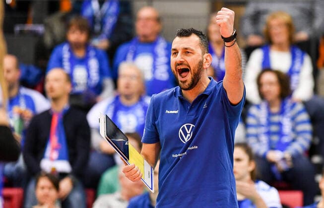 CEV CL Allianz MTV Stuttgart (GER) vs. Khimik Jushne 18.02.2020 Volleyball, Champions League, Damen, Saison 2019 20, Allianz MTV Stuttgart (GER, in blau) vs Khimik Jushne (UKR, in weiß), Trainer Giannis Athanasopoulos Copyright: xBEAUTIFULxSPORTS TomxBlochx