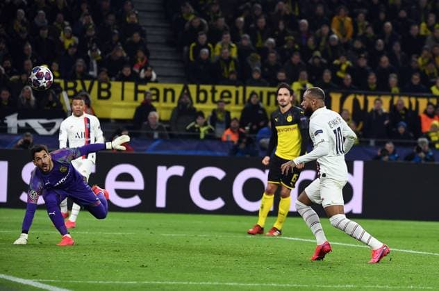 18.02.2020, xjhx, Fussball UEFA Champions League, Borussia Dortmund - Paris St.Germain PSG emspor, v.l. Neymar (PSG Paris St.Germain), Roman Buerki (Borussia Dortmund) Goal scored, erziehlt das Tor zum 1:1 (DFL DFB REGULATIONS PROHIBIT ANY USE OF PHOTOGRAPHS as IMAGE SEQUENCES and or QUASI-VIDEO) Dortmund