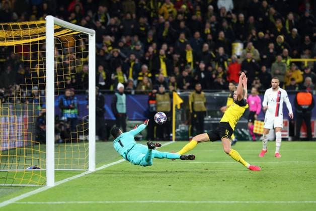 18.02.2020, Fussball UEFA Champions League 2019 2020, Achtelfinale, Borussia Dortmund - Paris St. Germain, im Signal-Iduna-Park Dortmund. Torschuss zum 1:0 von Erling Haaland mitte, (Dortmund) gegen Torwart Keylor Navas (Paris Saint-Germain)