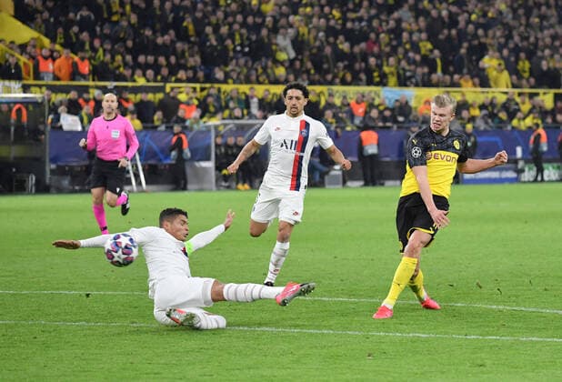 18.02.2020, Fussball, UEFA Champions League 2019 20, Achtelfinale, Borussia Dortmund - Paris Saint Germain, Erling Haaland (Borussia Dortmund), re., erzielt das Tor zum 2:1 Dortmund Nordrhein Westfalen Deutschland