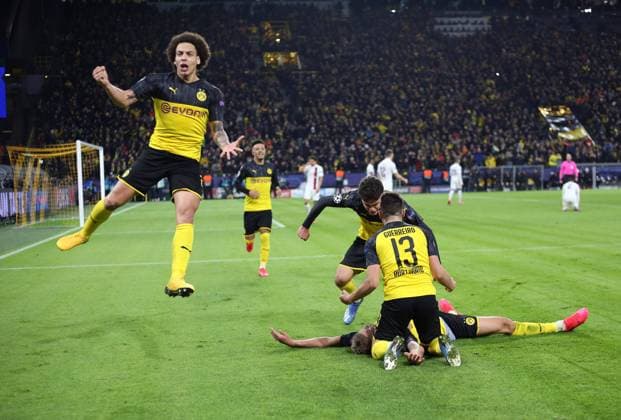 Sport Bilder des Tages 18.02.2020, Fussball UEFA Champions League 2019 2020, Achtelfinale, Borussia Dortmund - Paris St. Germain, im Signal-Iduna-Park Dortmund. Torjubel Erling Haaland (am Boden, Dortmund) mit Raphael Guerreiro (Dortmund). li: Axel Witsel (Dortmund).