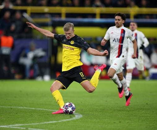 18.02.2020, Fussball UEFA Champions League 2019 2020, Achtelfinale, Borussia Dortmund - Paris St. Germain, im Signal-Iduna-Park Dortmund. Torschuss Erling Haaland (Dortmund) zum 2:1.