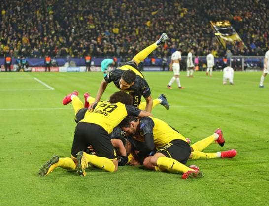 18.02.2020, Fussball UEFA Champions League 2019 2020, Achtelfinale, Borussia Dortmund - Paris St. Germain, im Signal-Iduna-Park Dortmund. Torjubel Erling Haaland (am Boden, Dortmund) mit Raphael Guerreiro (Dortmund). li: Axel Witsel (Dortmund). re: Mats Hummels (Dortmund).
