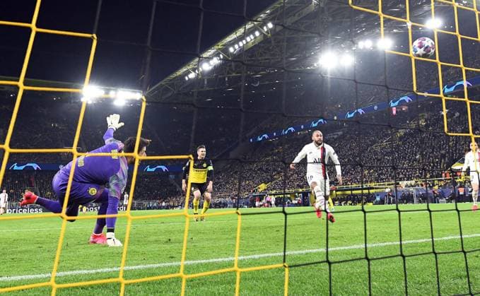 18.02.2020, xjhx, Fussball UEFA Champions League, Borussia Dortmund - Paris St.Germain PSG emspor, v.l. Roman Buerki (Borussia Dortmund), Keylor Navas (PSG Paris St.Germain) Goal scored, erziehlt das Tor zum 1:1 (DFL DFB REGULATIONS PROHIBIT ANY USE OF PHOTOGRAPHS as IMAGE SEQUENCES and or QUASI-VIDEO) Dortmund