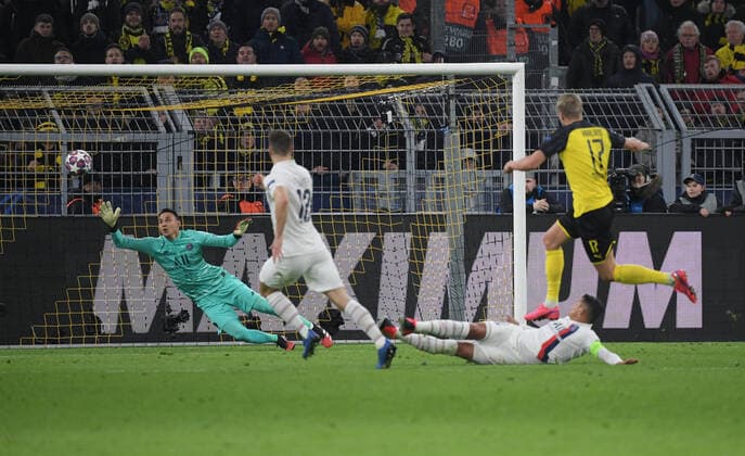 Sport Bilder des Tages 18.02.2020, Fussball, UEFA Champions League 2019 20, Achtelfinale, Borussia Dortmund - Paris Saint Germain, Erling Haaland (Borussia Dortmund), re., erzielt das tor zum 2:1 Dortmund Nordrhein Westfalen Deutschland