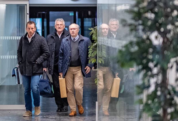 2020 Bilder des Jahres, Sport 02 Februar Sport Themen der Woche KW08 Sport Bilder des Tages 19.02.2020, Landesgericht, Innsbruck, AUT, Dopingprozess gegen Walter Mayer, dem ehemaligen OeSV-Trainer wird ein Vergehen nach dem Anti-Doping-Bundesgesetz vorgeworfen, im Bild Walter Mayer, Anwalt Hans-Moritz Pott Walter Mayer Anwalt Hans-Moritz Pott during the doping trial against former OeSV trainer Walter Mayer at the Landesgericht in Innsbruck, Austria on 2020 02 19. Innsbruck *** 19 02 2020, Landesgericht, Innsbruck, AUT, Doping trial against Walter Mayer, the former OeSV trainer is accused of an offence under the Anti Doping Federal Act, in the picture Walter Mayer, lawyer Hans Moritz Pott Walter Mayer lawyer Hans Moritz Pott during the doping trial against former OeSV trainer Walter Mayer at the Landesgericht in Innsbruck, Austria on 2020 02 19 Innsbruck  EP_gro  