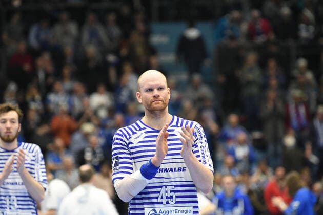 Alexander Becker ( 45 VfL Gummersbach) applaudiert dem Publikum, VfL Gummersbach - HSC 2000 Coburg, Maenner, 2. Liga, Liqui Moly Handball Bundesliga, 21. Spieltag, 18.02.2020, - VfL Gummersbach - HSC 2000 Coburg, Handball, Liqui Moly 2. Handball Bundesliga, Maenner, Spielzeit 2019 20 Gummersbach Copyright: xAugstx xEibner-Pressefotox EP_jat