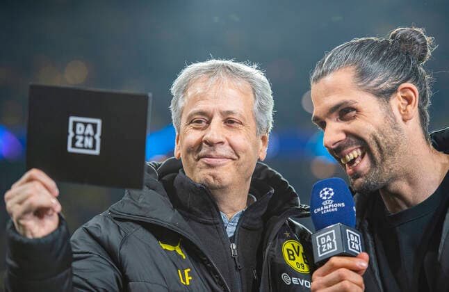 Fußball: UEFA Champions League: Achtelfinale Borussia Dortmund - Paris Saint-Germain am 18.02.2020 im Signal Iduna Park Chef Trainer Lucien FAVRE (Borussia Dortmund) hält DAZN Karte hoch, Lachen, Freude, UEFA REGULATIONS PROHIBIT ANY USE OF PHOTOGRAPHS AS IMAGE SEQUENCES AND OR QUASI-VIDEO. Copyright: xChristopherxNeundorfx xKirchnerxMediax