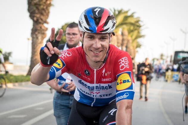 Fabio Jakobsen (NED - Deceuninck-Quick Step) gewinnt die 1.Etappe der 47. Volta ao Algarve 2020 im Massensprint und kann sich hinter der Ziellinie freuen - Querformat - quer - horizontal - Event Veranstaltung: 47. Volta ao Algarve - 1.Etappe Stage 1: Portimao nach to Lagos 195.6 km - Ort Location: Lagos - Region: Algarve - Land Country: Portugal - Europe - Europa - Datum Date: 19.02.2020