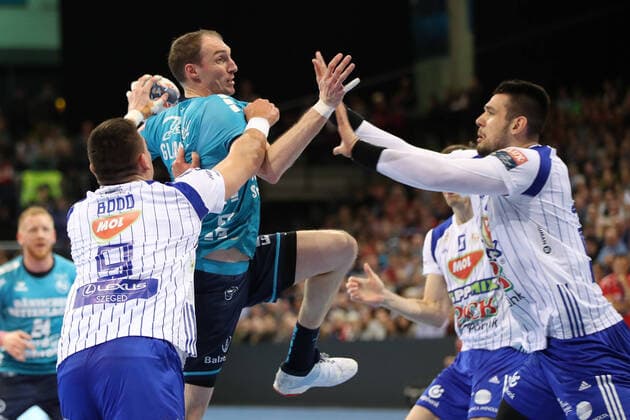 Sport Bilder des Tages SG Flensburg-Handewitt vs MOL Pick Szeged, Handball, EHF Champions League Gruppenphase, 19.02.20; Flensburg Holger Glandorf (SG Flensburg-Handewitt, 09) gegen Richard Bodo (MOL Pick Szeged, 09) und Bence Banhidi (MOL Pick Szeged, 27) Copyright: xBEAUTIFULxSPORTS MarioxM.xKobergx