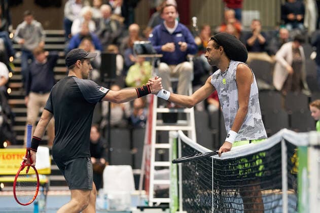 Sport Bilder des Tages Tennis ATP, Tennis Herren Challenger Koblenz, Dustin Brown (DEU, r) reicht Uladsimir Ihnazik (BLR) nach der Partie die Hand. Brown gewann in zwei Sätzen. Tennis ATP Challenger Koblenz