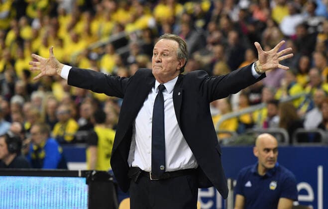 Aito Garcia Reneses (Trainer ALBA), am Spielfeldrand ALBA Berlin - EWE Baskets Oldenburg BBL Pokal, Finale, Basketball, DBB, easy credit BBL, Herren, men, Saison 2019 2020 Berlin, 16.2.2020