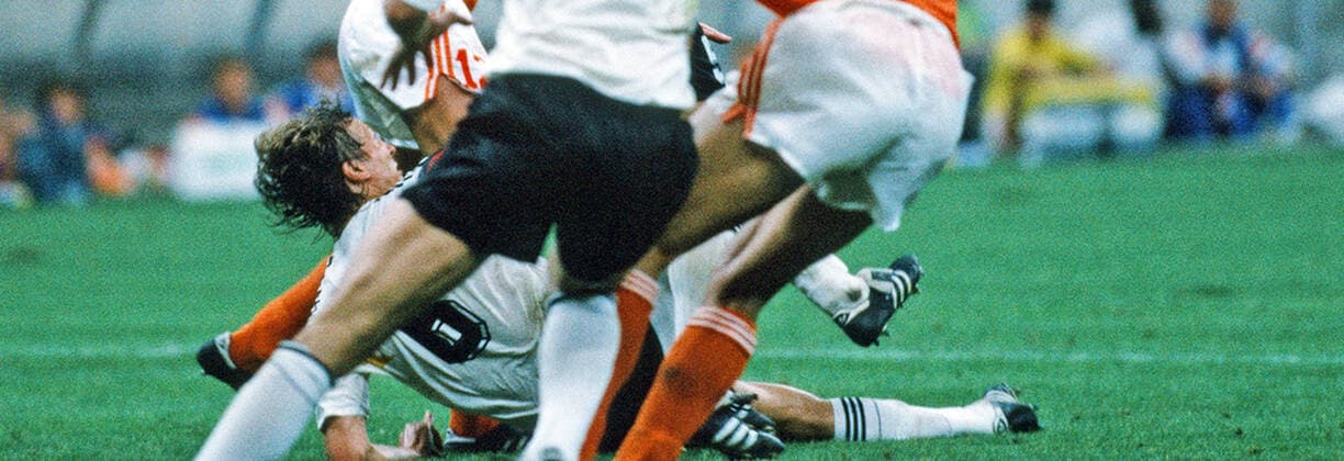 Deutschland - Niederlande Italien, Mailand, 24.06.1990, Fussball, FIFA WM 1990 in Italien, Achtefinale, DFB Deutschland - Niederlande (2:1): Guido Buchwald (Deutschland).