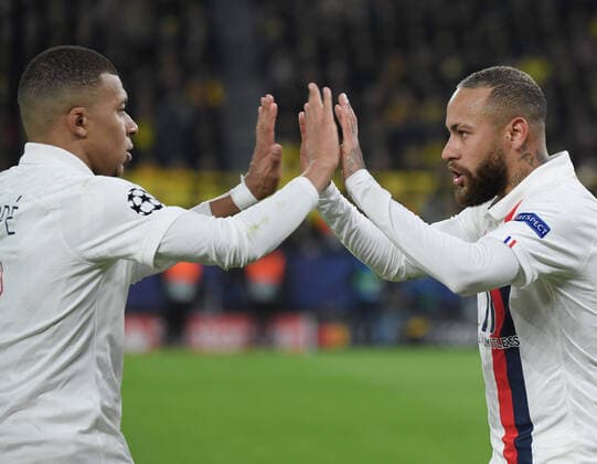 18.02.2020, Fussball, UEFA Champions League 2019 20, Achtelfinale, Borussia Dortmund - Paris Saint Germain 2:1, Jubel Neymar (Paris Saint Germain), re., und Kylian Mbappe (Paris Saint Germain) Dortmund Nordrhein Westfalen Deutschland