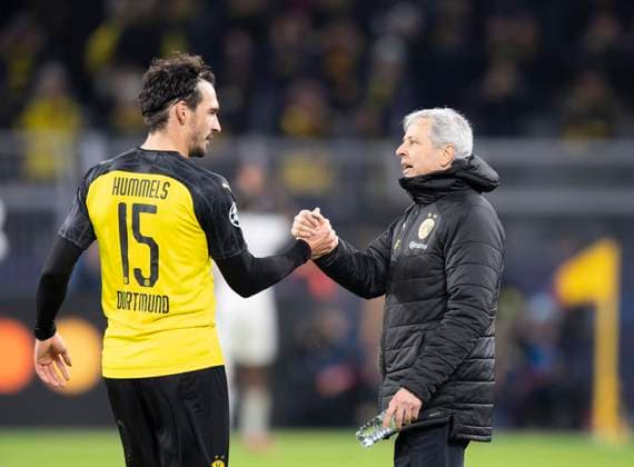 Schlussjubel DO, Trainer Lucien FAVRE (DO) mit Mats HUMMELS (DO). Fussball Champions League, Achtelfinale Hinspiel, Borussia Dortmund (DO) - Paris St. Germain (PSG) 2:1, am 18.02.2020 in Dortmund Deutschland. Â
