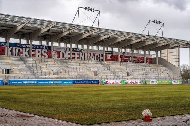 Fußball, Stadiongeschichte Kickers Offenbach 20.02.2020, xpsx, Fussball Regionalliga Suedwest, Offenbacher Kickers neuer Rasen v.l. Sparda Hesen Bank Stadion neuer Rasen (DFL DFB REGULATIONS PROHIBIT ANY USE OF PHOTOGRAPHS as IMAGE SEQUENCES and or QUASI-VIDEO) Offenbach Hessen Deutschland (DEU)