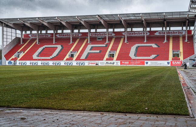 Fußball, Stadiongeschichte Kickers Offenbach 20.02.2020, xpsx, Fussball Regionalliga Suedwest, Offenbacher Kickers neuer Rasen v.l. Sparda Hesen Bank Stadion neuer Rasen (DFL DFB REGULATIONS PROHIBIT ANY USE OF PHOTOGRAPHS as IMAGE SEQUENCES and or QUASI-VIDEO) Offenbach Hessen Deutschland (DEU)