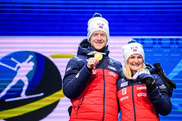 200220 Johannes Thingnes Bo and Marte Olsbu Roiseland of Norway at the medal ceremony for single mixed relay during the IBU Biathlon World Championships on February 20, 2020 in Antholz. Photo: Joel Marklund BILDBYRAN kod JM 88118 bbeng skidskytte skiskyting biathlon VM skidskytte-VM IBU Biathlon World Championships 2020 Anterselva single mixed relay stafett singelmixstafett singelmixedstafett medaljceremoni medal ceremony norge jubel Copyright: JOELxMARKLUND BB200220JM112
