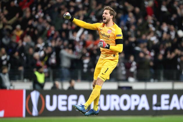 Fußball - Europa League - Eintracht Frankfurt - RB Salzburg am 20.02.2020 in der Commerzbank-Arena in Frankfurt Torwart Kevin Trapp (Frankfurt) bejubelt das Tor zum 3 zu 0 von Daichi Kamada(Frankfurt)