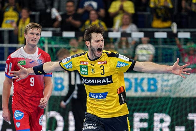 v.li.: Jonathan Carlsbogard (TBV, 9), Torschütze Uwe Gensheimer (RNL, 3), jubelt über das Tor zum 24:23, Jubel, Torjubel, Torerfolg, celebrate the goal, goal, celebration, Jubel ueber das Tor, optimistisch, Spielszene, Highlight, Einzelbild, Action, Aktion, 20.02.2020, Mannheim (Deutschland), Handball, Bundesliga, Rhein-Neckar Löwen - TBV Lemgo Lippe