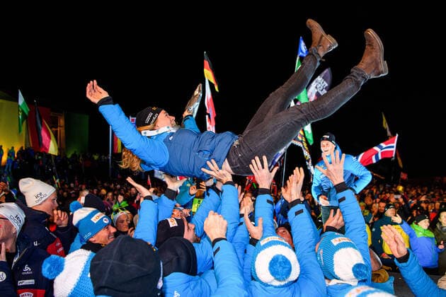 200220 Anais Bescond and Emilien Jacquelin of France celebrate at the medal ceremony for single mixed relay during the IBU Biathlon World Championships on February 20, 2020 in Antholz. Photo: Joel Marklund BILDBYRAN kod JM 88118 bbeng skidskytte skiskyting biathlon VM skidskytte-VM IBU Biathlon World Championships 2020 Anterselva single mixed relay stafett singelmixstafett singelmixedstafett medaljceremoni medal ceremony jubel norge frankrike tyskland Copyright: JOELxMARKLUND BB200220JM117