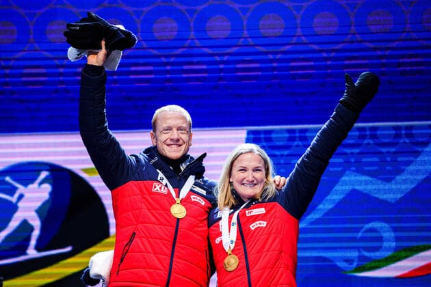 200220 Johannes Thingnes Bo and Marte Olsbu Roiseland of Norway celebrate at the medal ceremony for single mixed relay during the IBU Biathlon World Championships on February 20, 2020 in Antholz. Photo: Joel Marklund BILDBYRAN kod JM 88118 bbeng skidskytte skiskyting biathlon VM skidskytte-VM IBU Biathlon World Championships 2020 Anterselva single mixed relay stafett singelmixstafett singelmixedstafett medaljceremoni medal ceremony jubel norge Copyright: JOELxMARKLUND BB200220JM118