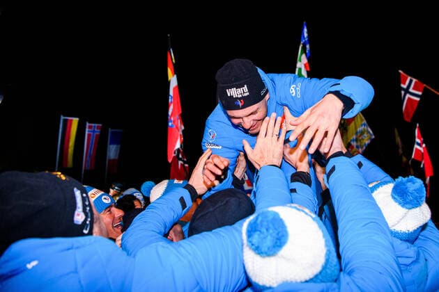 200220 Anais Bescond and Emilien Jacquelin of France celebrate at the medal ceremony for single mixed relay during the IBU Biathlon World Championships on February 20, 2020 in Antholz. Photo: Joel Marklund BILDBYRAN kod JM 88118 bbeng skidskytte skiskyting biathlon VM skidskytte-VM IBU Biathlon World Championships 2020 Anterselva single mixed relay stafett singelmixstafett singelmixedstafett medaljceremoni medal ceremony jubel frankrike Copyright: JOELxMARKLUND BB200220JM119