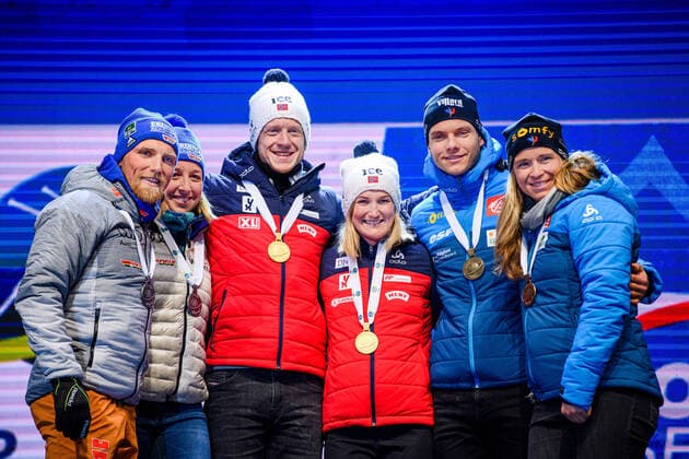 Sport Bilder des Tages 200220 Erik Lesser and Franziska Preuss of Germany, Johannes Thingnes Bo and Marte Olsbu Roiseland of Norway, Anais Bescond and Emilien Jacquelin of France celebrate at the medal ceremony for single mixed relay during the IBU Biathlon World Championships on February 20, 2020 in Antholz. Photo: Joel Marklund BILDBYRAN kod JM 88118 bbeng skidskytte skiskyting biathlon VM skidskytte-VM IBU Biathlon World Championships 2020 Anterselva single mixed relay stafett singelmixstafett singelmixedstafett medaljceremoni medal ceremony norge jubel tyskland frankrike Copyright: JOELxMARKLUND BB200220JM120