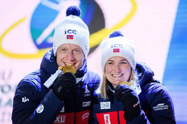 200220 Johannes Thingnes Bo and Marte Olsbu Roiseland of Norway, Anais Bescond celebrate at the medal ceremony for single mixed relay during the IBU Biathlon World Championships on February 20, 2020 in Antholz. Photo: Joel Marklund BILDBYRAN kod JM 88118 bbeng skidskytte skiskyting biathlon VM skidskytte-VM IBU Biathlon World Championships 2020 Anterselva single mixed relay stafett singelmixstafett singelmixedstafett medaljceremoni medal ceremony norge jubel Copyright: JOELxMARKLUND BB200220JM121