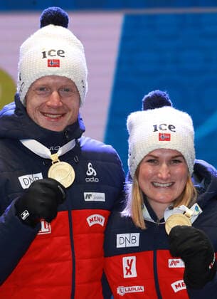 Sport Bilder des Tages BIATHLON - IBU World Championships Antholz 2020 ANTHOLZ,ITALY,20.FEB.20 - BIATHLON - IBU World Championships 2020, single mixed relay. Image shows Johannes Thingnes Boe, Marte Olsbu Roeiseland (NOR). Keywords: medal. GEPAxpictures xAndreasxPranter