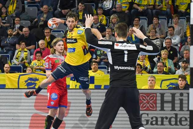 Rhein Neckar Loewe Uwe Gensheimer (Nr.3) gegen Lemgos Wyszomirski, Piotr (Nr.1) beim Spiel in der Handball Bundesliga, Rhein Neckar Loewen - TBV Lemgo Lippe. Mannheim. 20.02.20 Handball 24. Spieltag , Mannheim Baden Wuerttemberg Deutschland SAP Arena