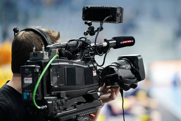 Ein Kameramann von sky News filmt mit seiner Kamera das Spielgeschehen, TV, Fernsehen, TV-Kamera, Fernsehkamera, Symbolfoto, Symbolbild, Symbol, 20.02.2020, Mannheim (Deutschland), Handball, Bundesliga, Rhein-Neckar Löwen - TBV Lemgo Lippe *** A cameraman from sky Sport News films the game with his camera, TV, television, TV camera, television camera, symbol photo, symbol image, symbol, symbol, 20 02 2020, Mannheim Germany , handball, Bundesliga, Rhein Neckar Löwen TBV Lemgo Lippe xozx