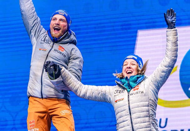 20.02.2020, Suedtirol Arena, Antholz, ITA, IBU Weltmeisterschaften Biathlon, Single Mixed Staffel, Siegerehrung, im Bild Silbermedaillengewinner v.l. Erik Lesser (GER), Franziska Preuss (GER) Silver medalist f.l. Erik Lesser and Franziska Preuss of Germany during the winner ceremony for the Single mixed relay of IBU Biathlon World Championships 2020 at the Suedtirol Arena in Antholz, Italy on 2020 02 20. Antholz