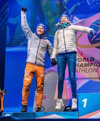 20.02.2020, Suedtirol Arena, Antholz, ITA, IBU Weltmeisterschaften Biathlon, Single Mixed Staffel, Siegerehrung, im Bild Silbermedaillengewinner v.l. Erik Lesser (GER), Franziska Preuss (GER) Silver medalist f.l. Erik Lesser and Franziska Preuss of Germany during the winner ceremony for the Single mixed relay of IBU Biathlon World Championships 2020 at the Suedtirol Arena in Antholz, Italy on 2020 02 20. Antholz