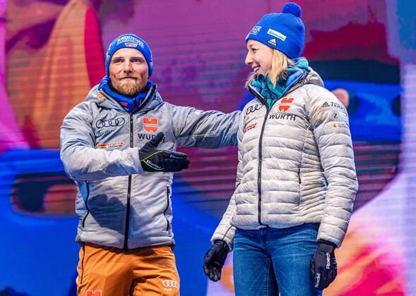 20.02.2020, Suedtirol Arena, Antholz, ITA, IBU Weltmeisterschaften Biathlon, Single Mixed Staffel, Siegerehrung, im Bild Silbermedaillengewinner v.l. Erik Lesser (GER), Franziska Preuss (GER) Silver medalist f.l. Erik Lesser and Franziska Preuss of Germany during the winner ceremony for the Single mixed relay of IBU Biathlon World Championships 2020 at the Suedtirol Arena in Antholz, Italy on 2020 02 20. Antholz